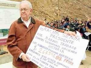 pobladores oaxaca devuelven dinero amlo pavimentacion cartulina javier jimenez espriu sct